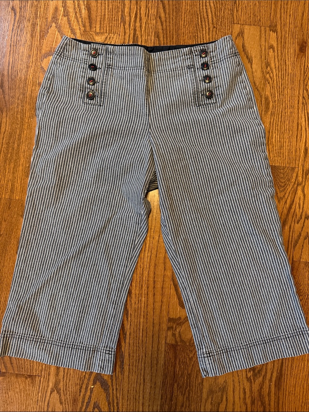 Larry Levine striped cotton cropped carpet pants with button accents - size 8